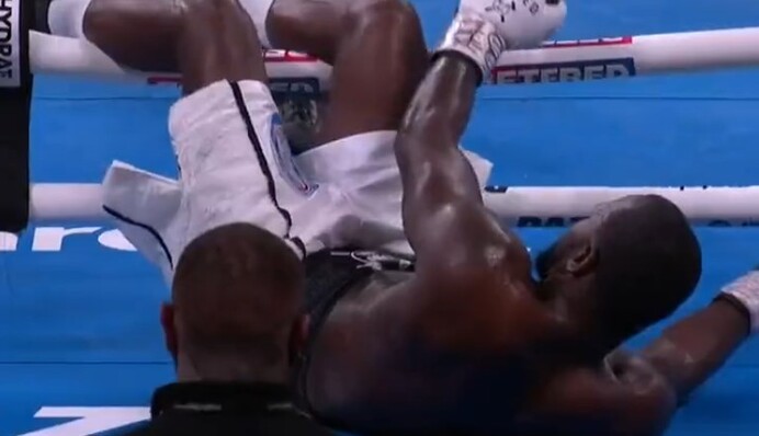 Убийственная мощь: британец нокаутировал соперника, выбив его за канаты, видео