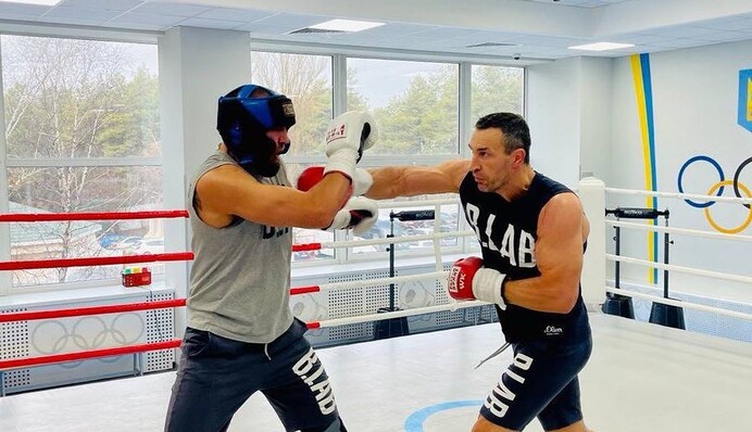 З Усиком? Володимир Кличко показав, як бив суперника у спарингу