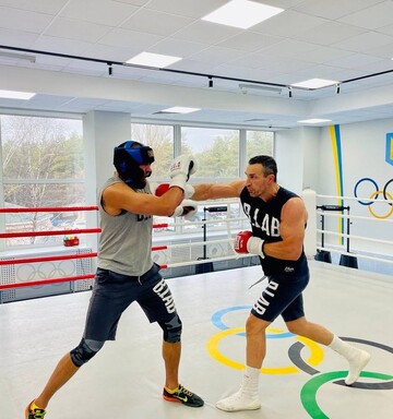 З Усиком? Володимир Кличко показав, як бив суперника у спарингу