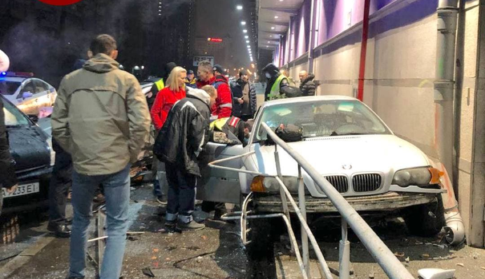В Киеве водитель снёс припаркованные авто и врезался в ТРЦ: фото