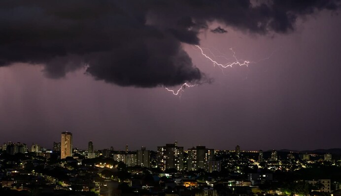 ​Тисячі людей залишилися без домівок: у Бразилії вирує нищівний шторм