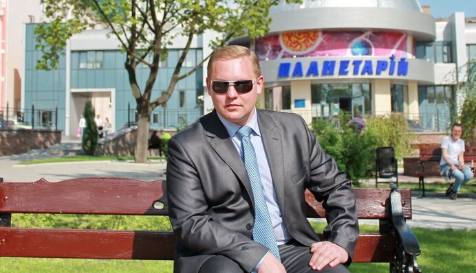 Погиб на глазах 7-летнего сына: на Донбассе депутат выбросился из окна