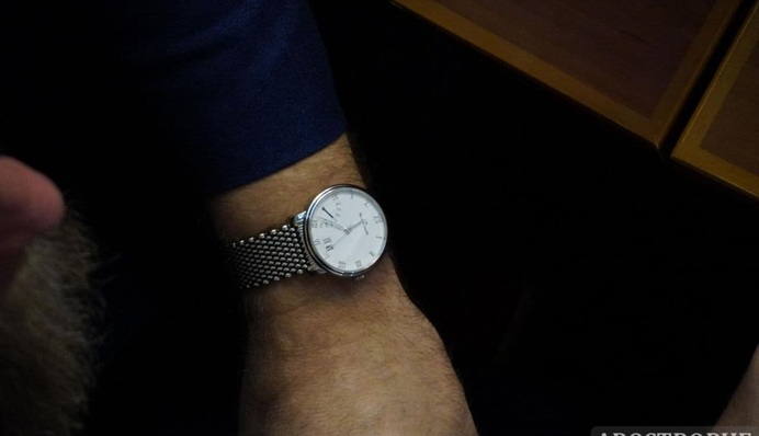 Нардеп засвітив у Раді годинник за ціною авто: фото