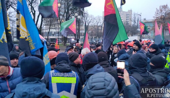 ​Шахтеры под Радой устроили стычку с силовиками: фото