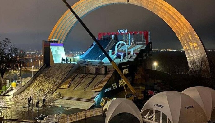 Своего не дождались: в Киев из Карпат привезли десятки тонн снега, видео