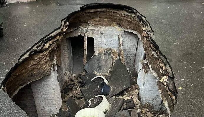В центре Киева снова провалился асфальт: нашли усадьбу XIX века, фото