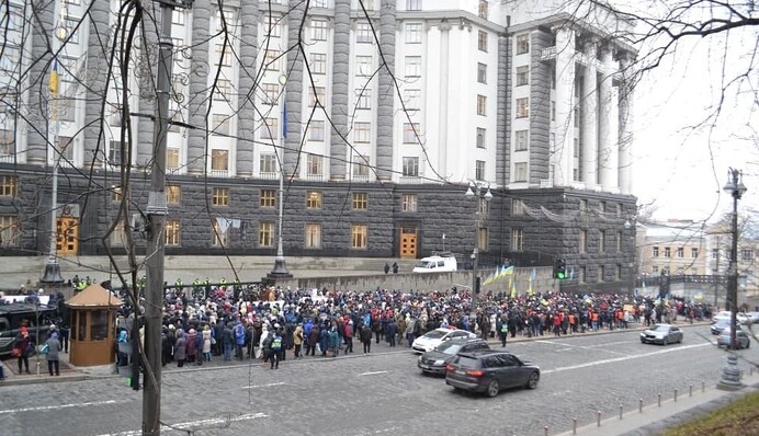Біля Верховної Ради та Кабміну люди протестували проти програми співпраці з МВФ: фото