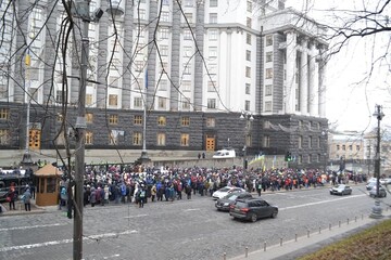 ​Возле Верховной Рады и Кабмина люди протестовали против программы сотрудничества с МВФ: фото