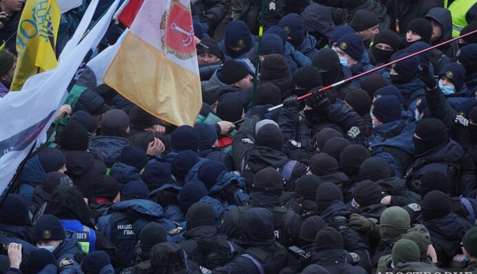 Под Радой ФОПы устроили драку с полицией: опубликованы фото и видео