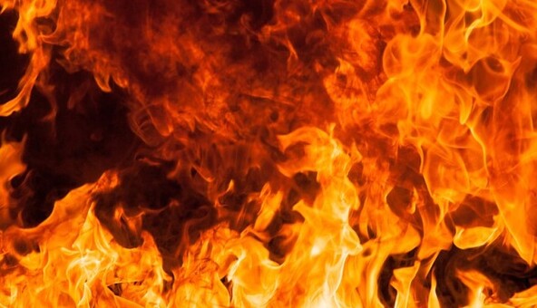 В России вспыхнул мощный пожар на строящемся корабле: видео