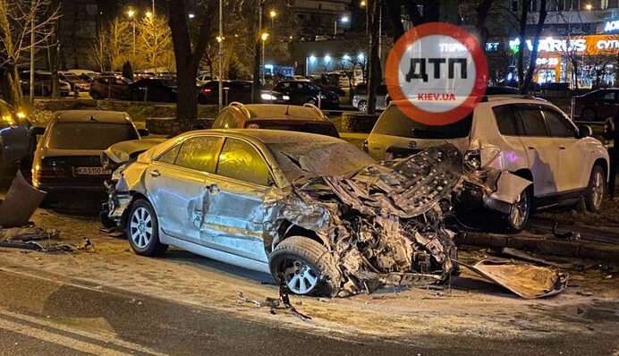 Пошуки лихача продовжуються: з'явилося відео нічного погрому авто у Києві