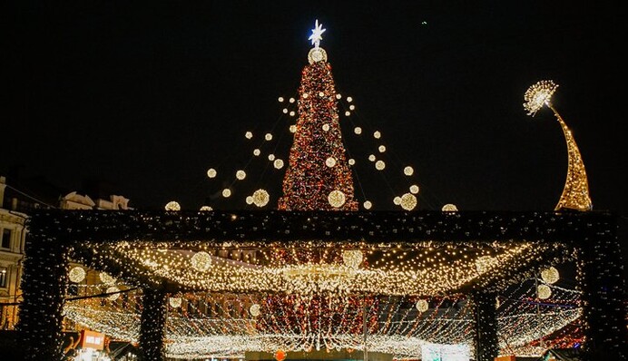 В Киеве зажгли главную новогоднюю елку страны: фото и видео