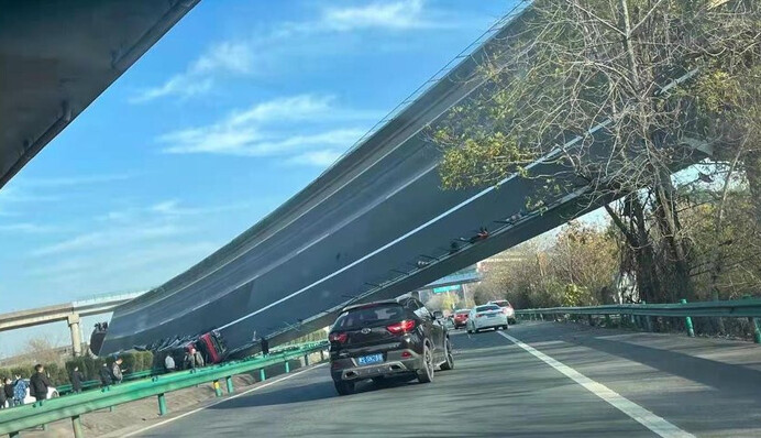 В Китае обрушился пандусный мост - есть погибшие: фото и видео