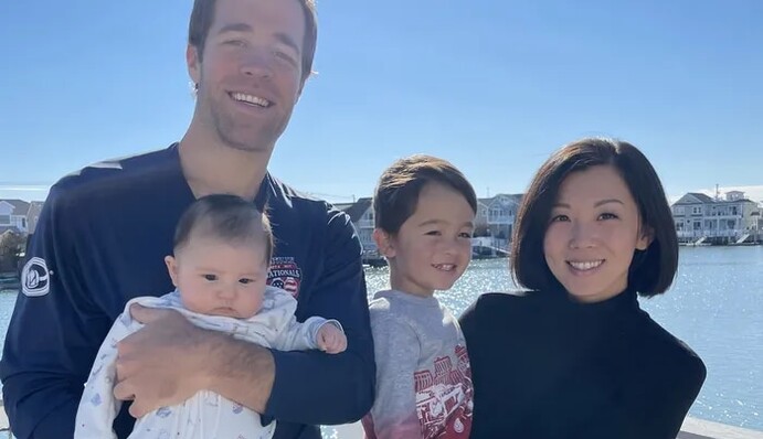 Помог автопилот: в США женщина родила в Tesla, пока везла сына в садик