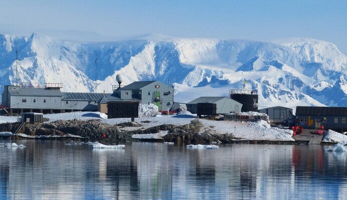 Выкапываются из сугробов: украинскую антарктическую станцию засыпало рекордным количеством снега