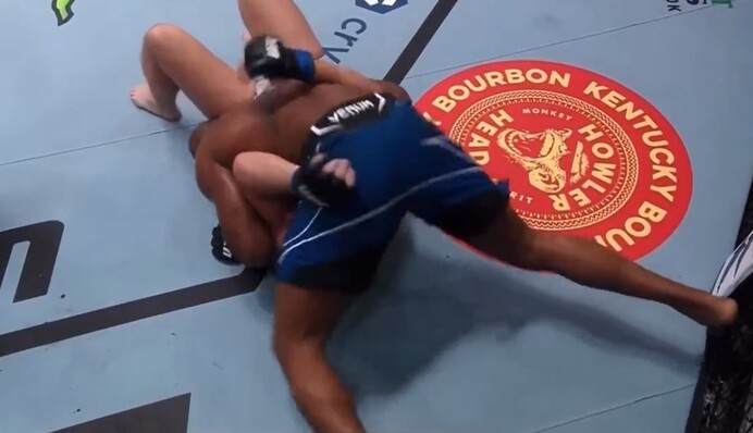 Это что-то новое: американец наносил удары сопернику половым органом, видео