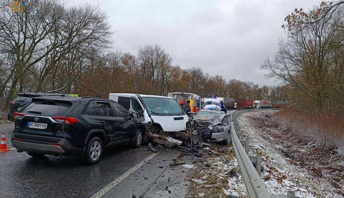 На трасі під Хмельницьким сталася масштабна ДТП із жертвами: страшні фото та відео