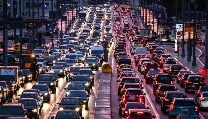 ​Через погані погодні умови Київ застряг у заторах, а влада закрила в’їзд для вантажівок