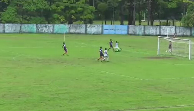 20-летний вратарь умер после столкновения с соперником: видео трагедии