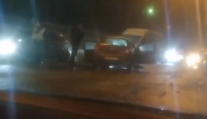 Водителя заблокировало в авто: в Киеве произошло массовое ДТП, видео