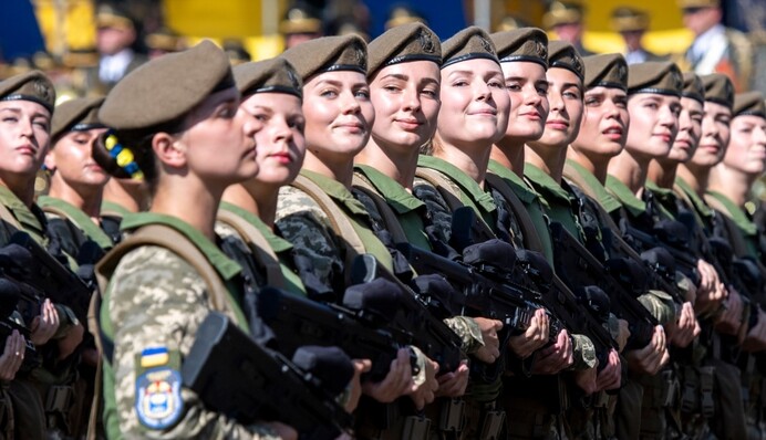 Затронет сотни различных профессий: кому из украинок нужно стать на воинский учет