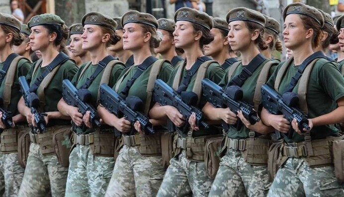 Когда украинки должны стать на военный учет: ответ Минобороны