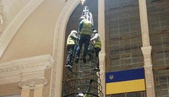 Подешевшала майже в 10 разів: ялинка на Київському вокзалі знайшлася