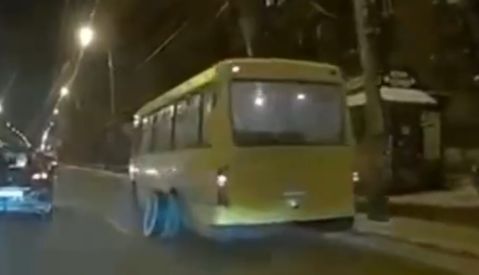 Сбрасывают резину: в Киеве у маршрутки отпало колесо во время движения, видео