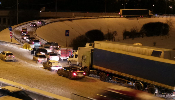 Как удержать автомобиль на замерзшей дороге: полезные советы даже для опытных