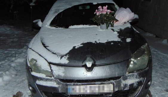 ​Квіти та бензин: у Києві ревнивець хотів помститися нареченому колишньої дружини, фото