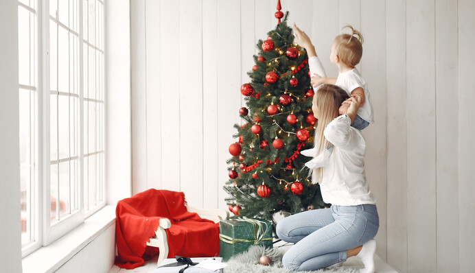 Їхня ялинка - витвір мистецтва: три знаки Зодіаку прикрашають новорічне дерево найкраще