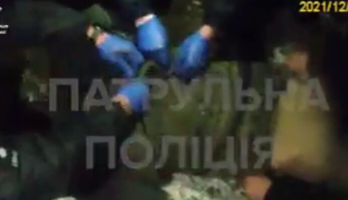 На Прикарпатье полицейские спасли мужчину, которого сбил поезд: видео