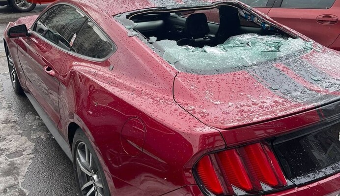 А могло впасти на людей: у Києві величезна брила льоду впала на авто, фото