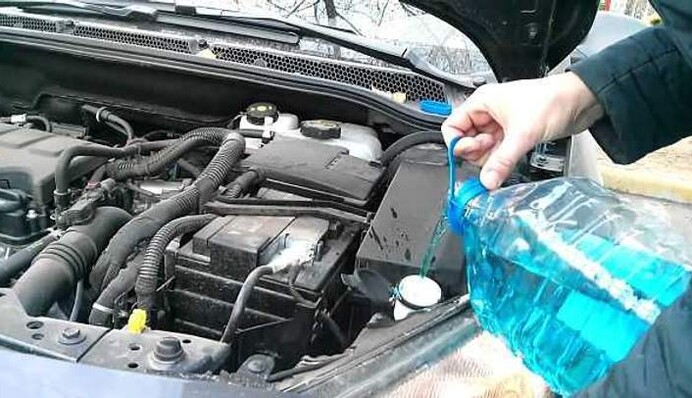Як найшвидше розморозити рідину в бачку омивача: корисні поради водіям