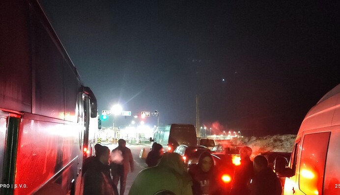 Украинцы едут домой на праздники - на границе с Польшей гигантские очереди: фото и видео