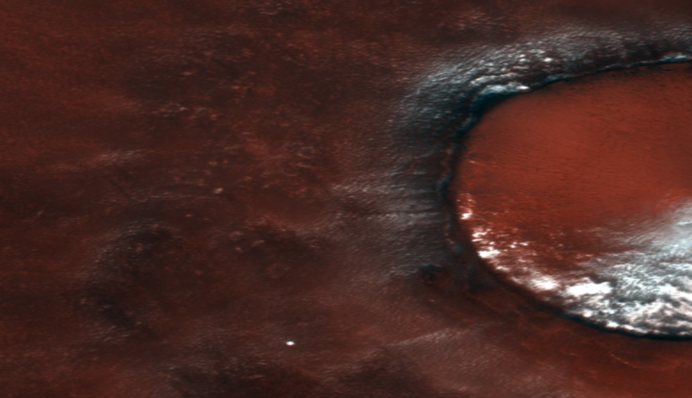 Схожий на пиріг із пудрою: вчені показали фото крижаного кратера на Марсі