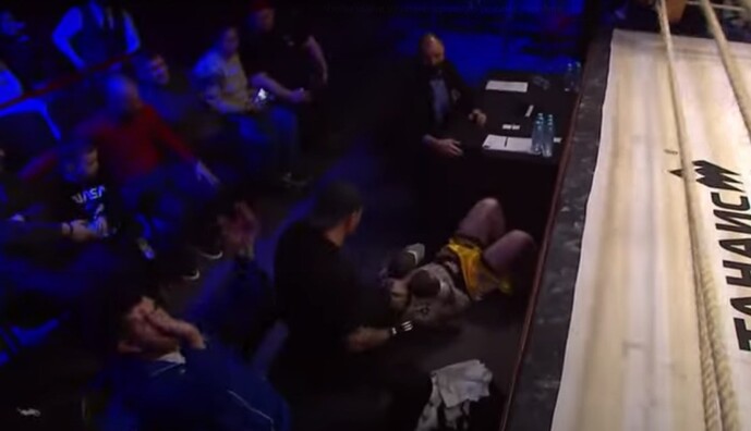 Вилетів із рингу за канати: боксер фінішував суперника ефектним нокаутом