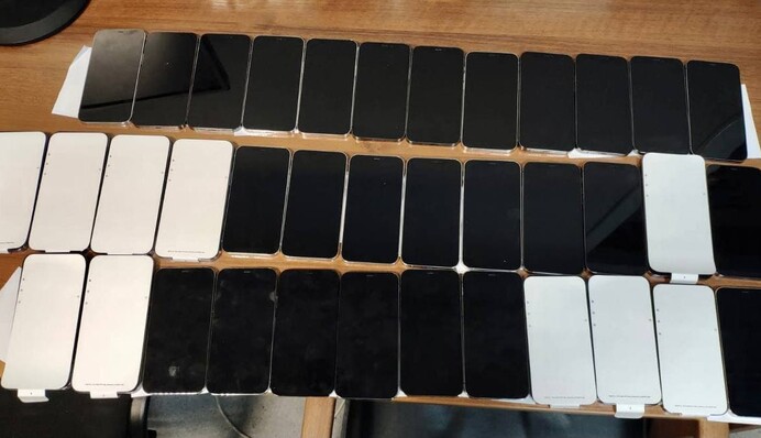 В аэропорту Киева пассажир спрятал на себе 37 айфонов: фото