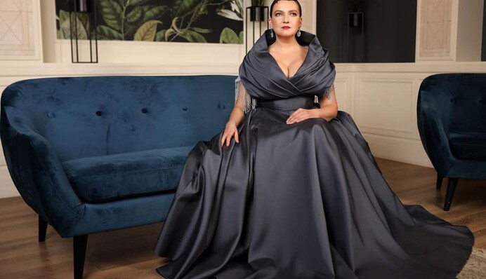 У шовках та з декольте: Савченко знялася у новому образі та стала героїнею фотожаб