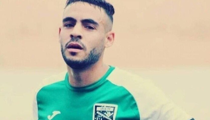 Мир футбола в шоке: игрок умер во время матча после столкновения, видео