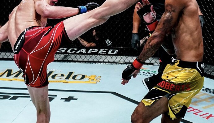 Найкращі нокаути 2021 року в UFC: яскраве відео