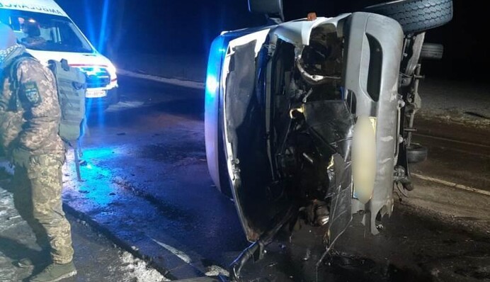 ДТП з переворотом: в Одеській області маршрутка протаранила легковик, фото