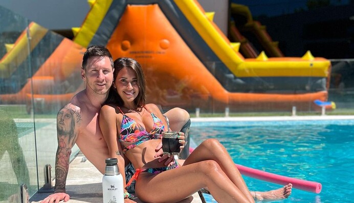 Жена Месси сверкнула совершенной фигурой в купальнике: фото