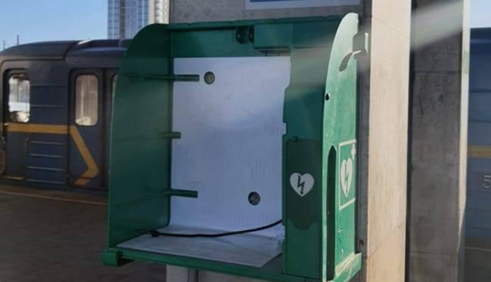 У метро Києва злодії хотіли вкрасти дефібрилятор: фото