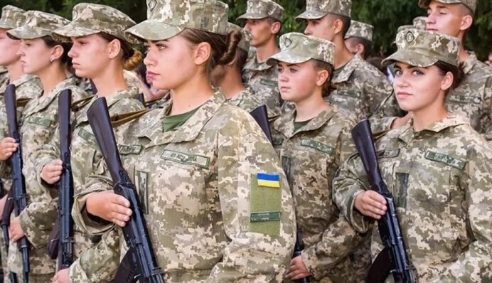 Як дембельнусь, народиш мені сина: українки у ТікТок запустили веселий тренд, відео