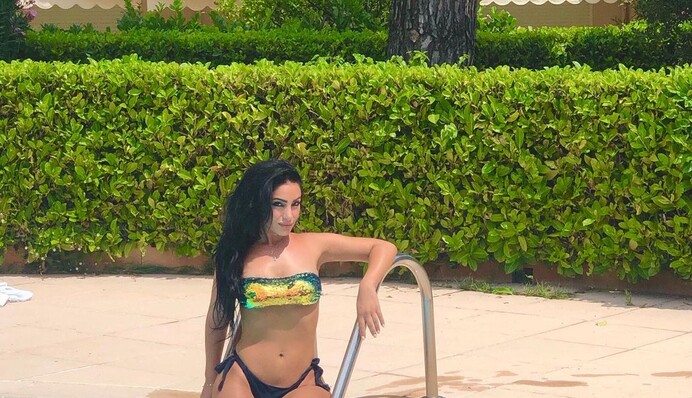 Зіркова актриса пообіцяла порадувати фанатів стриптизом: фото красуні