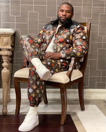 Легендарний боксер приголомшив годинником у золоті за 18 млн доларів