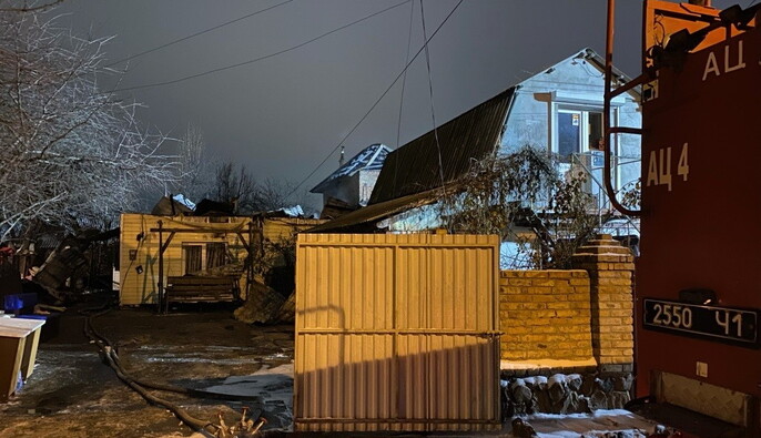 Нічна пожежа на Київщині: люди згоріли живцем у величезному маєтку