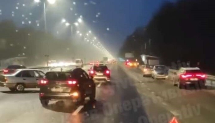 Ледяная дорога: на Бориспольском шоссе под Киевом столкнулись десятки машин