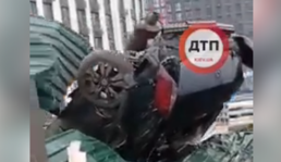 ​Авто застрягло у паркані: у Києві сталася ДТП з переворотом, відео